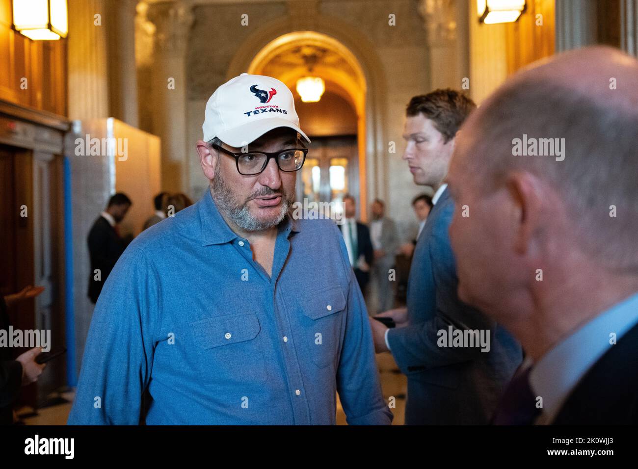 Le sénateur Ted Cruz (R-TX) portant un chapeau de Houston Texans parle avec le sénateur Chris Coons (D-DE) à l'extérieur de la salle du Sénat, au Capitole des États-Unis, à Washington, D.C., mardi, 13 septembre, 2022. (Graeme Sloan/Sipa USA) Banque D'Images