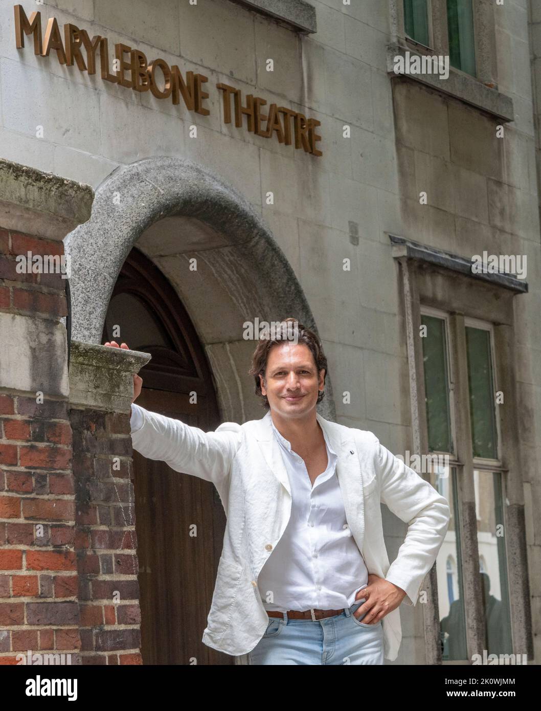 Alexander J Gifford, directeur artistique du Marylebone Theatre de Londres, on 3 août 2022. Crédit : Rob Taggart/Alamy Banque D'Images