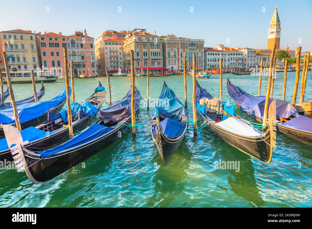 Gondoles à Grand Canal et campanile au coucher du soleil doré, Venise, Italie Banque D'Images
