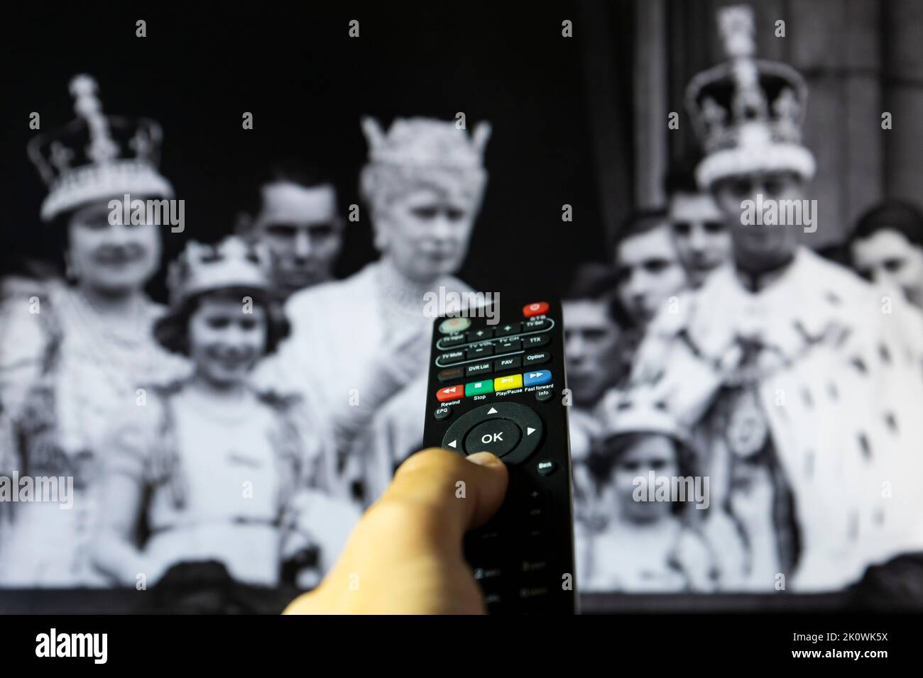 Belgrade, Serbie - 12 septembre 2022: Regarder le couronnement du roi George VI à l'abbaye de Westminster, Londres, le 12 mai 1937 documentaire à la télévision avec télécommande Banque D'Images