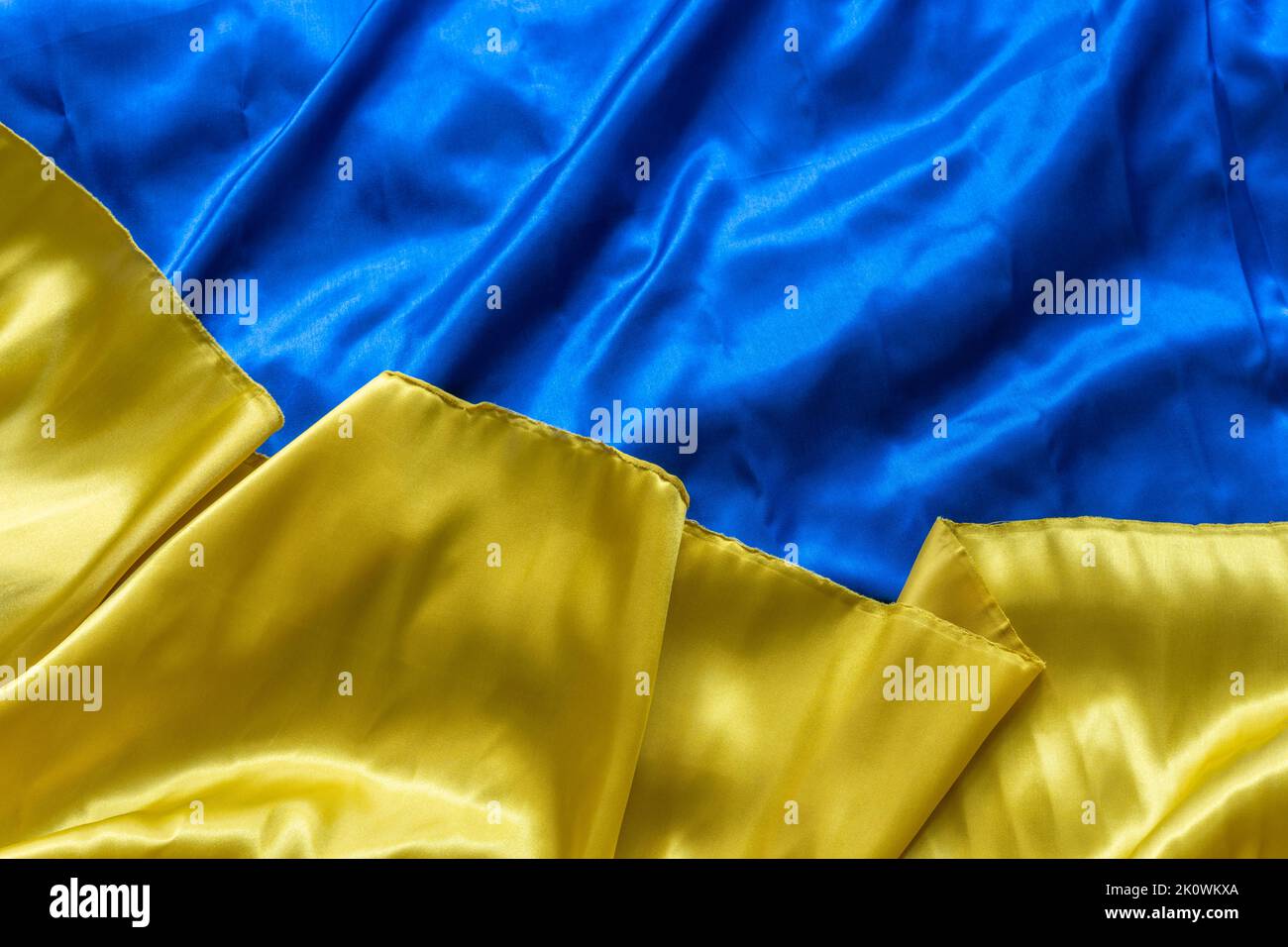 Tissus de satin de couleur simulant le drapeau ukrainien Banque D'Images