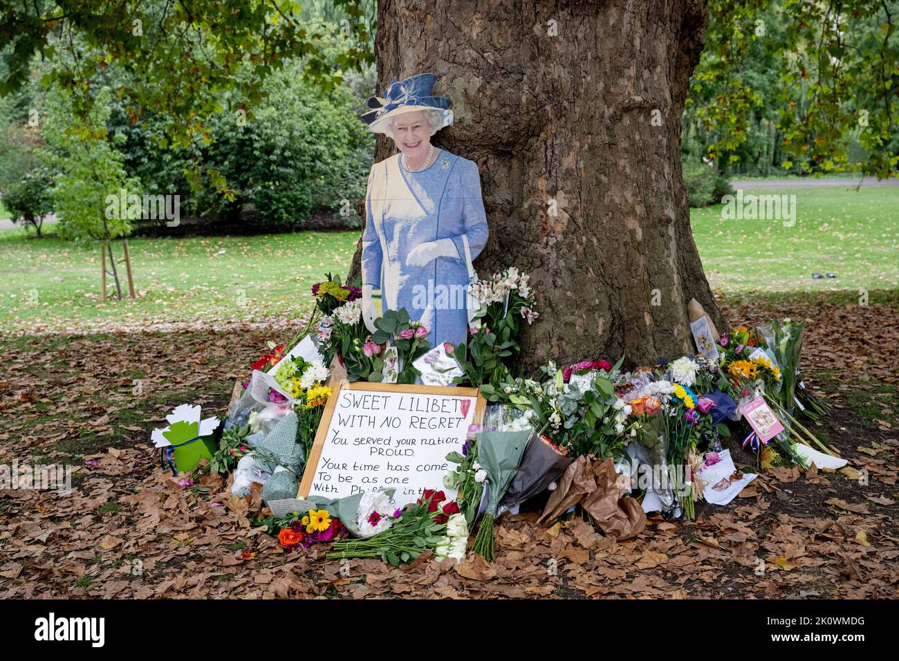 Les amateurs de coursiers ont posé des fleurs, des cartes et des animaux farcis Green Park Floral Tribute Garden de Londres en l'honneur de la reine Elizabeth II Sa Majesté de Grande-Bretagne et d'Irlande du Nord est décédée le 8th septembre 2022 à l'âge de 96 ans, après 70 ans de règne au château de Balmoral en Écosse (photo de DPPA/Sipa USA) Banque D'Images