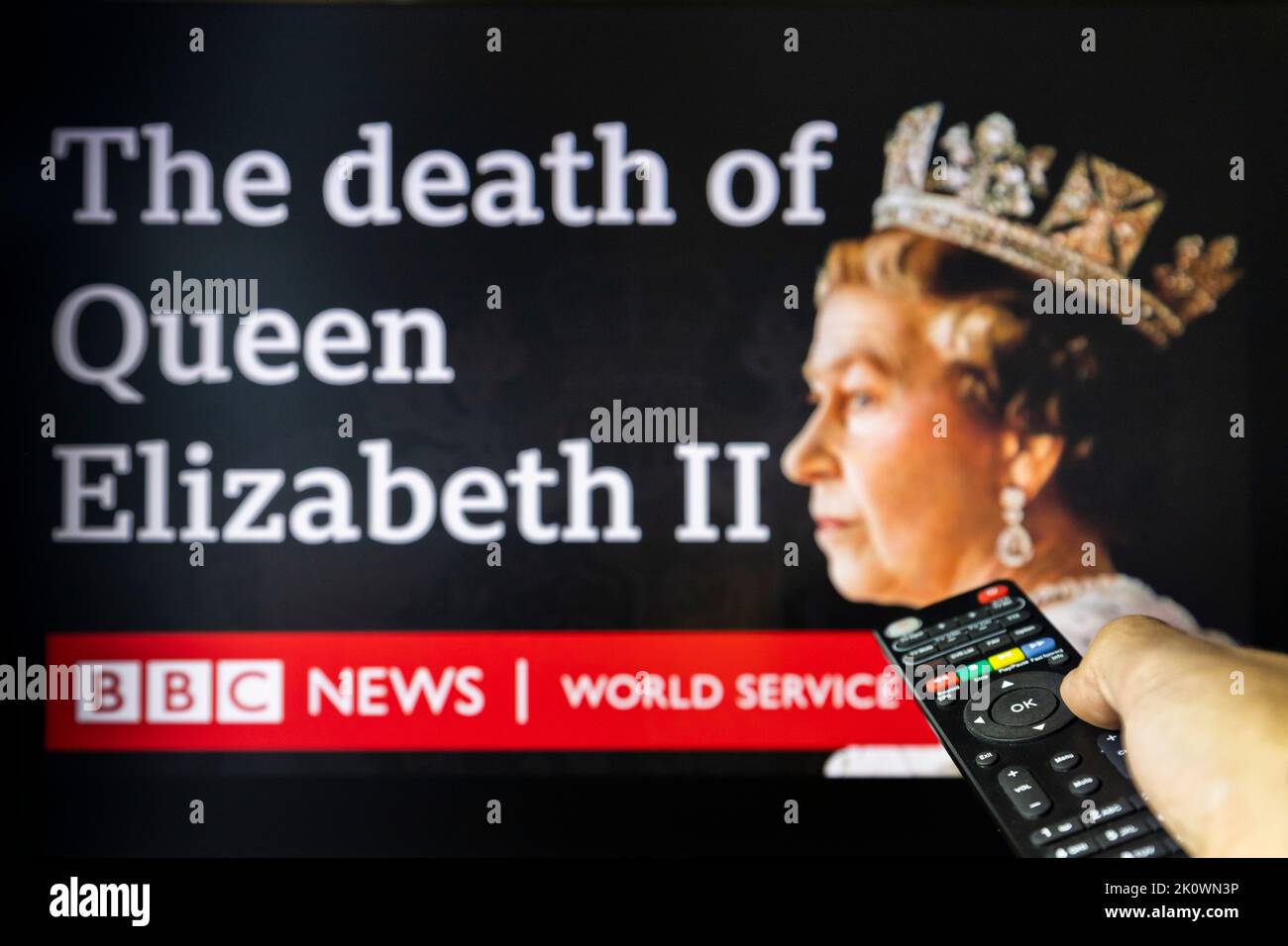 Belgrade, Serbie - 12 septembre 2022 : la mort de la reine Élisabeth II Regarder les nouvelles de la BBC à la télévision sur Late Queen avec télécommande en main. Remembe Banque D'Images