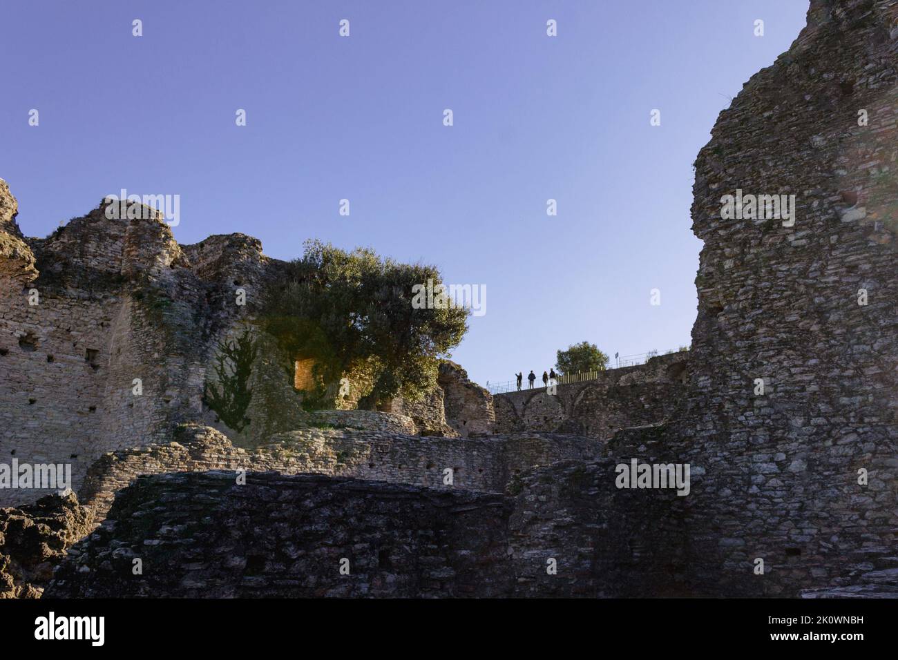 Vue panoramique sur les ruines romaines anciennes de Sirmione, en Italie. Personnes fortuites en silhouette sur l'arrière-plan. Copier l'espace. Banque D'Images