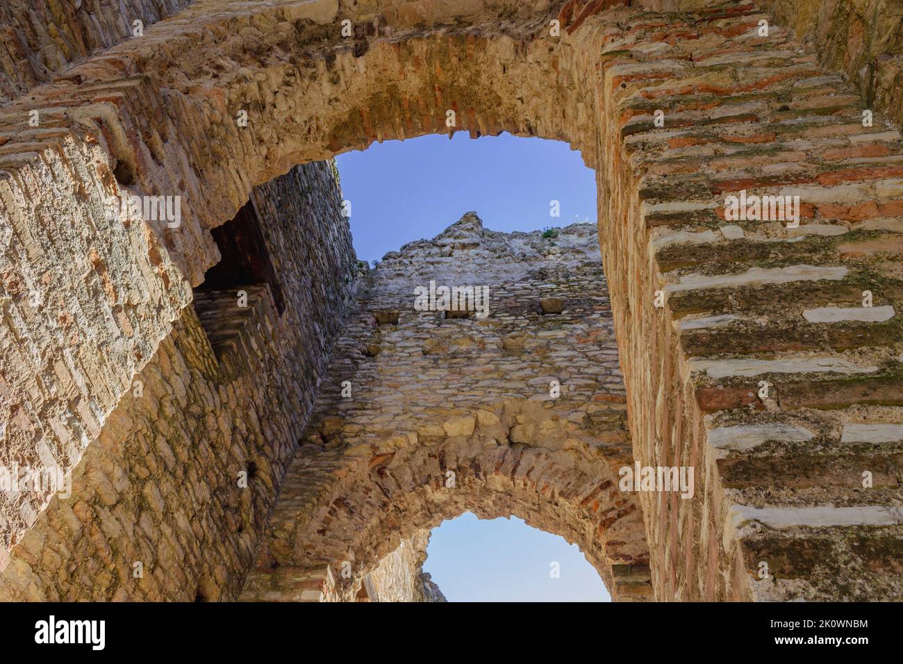 Vue à angle bas des ruines romaines anciennes à Sirmione, en Italie. Copier l'espace. Banque D'Images