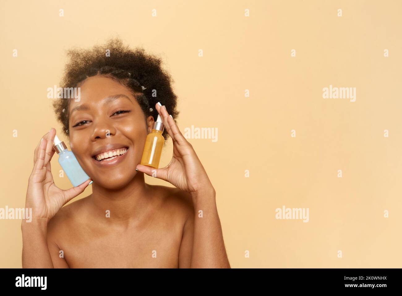 Acide hyaluronique femme afro Banque de photographies et d’images à