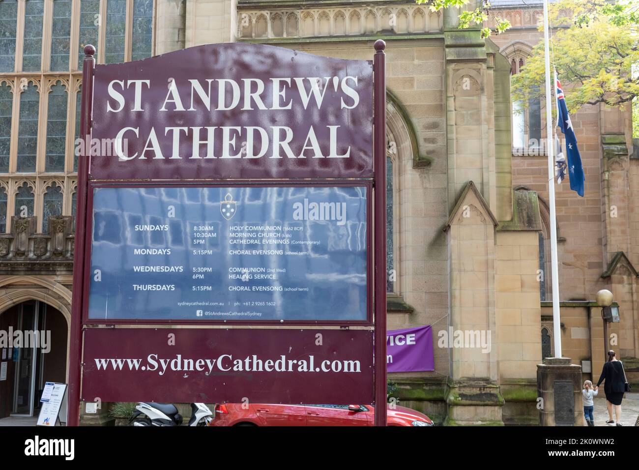 Cathédrale St Andrew à George Street Sydney, Australie. 13th septembre 2022. horaires d'ouverture de la cathédrale pour les personnes qui souhaitent signer le livre de condoléances suite à la mort de sa Majesté la reine Elizabeth II crédit: martin berry/Alamy Live News Banque D'Images