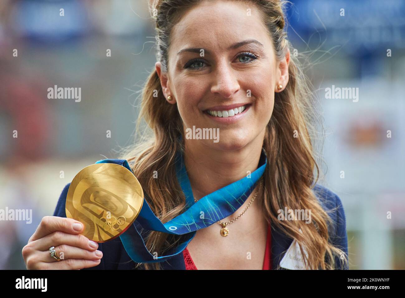 Amy Williams avec sa médaille d'or olympique Banque D'Images