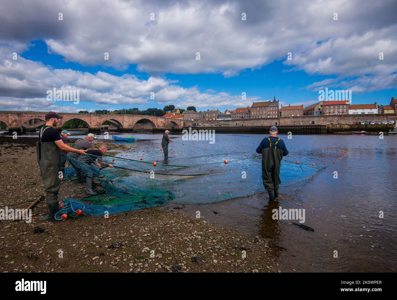 Pêche au saumon sur la rivière Tweedmouth, Berwick on Tweedmouth, Northumberland, Angleterre Banque D'Images