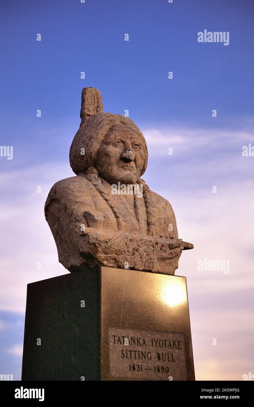 Mobridge, Dakota du Sud, États-Unis. Le soleil couchant reflète la sculpture de Korczak Ziolkowski sur le monument de Bull assis. Banque D'Images
