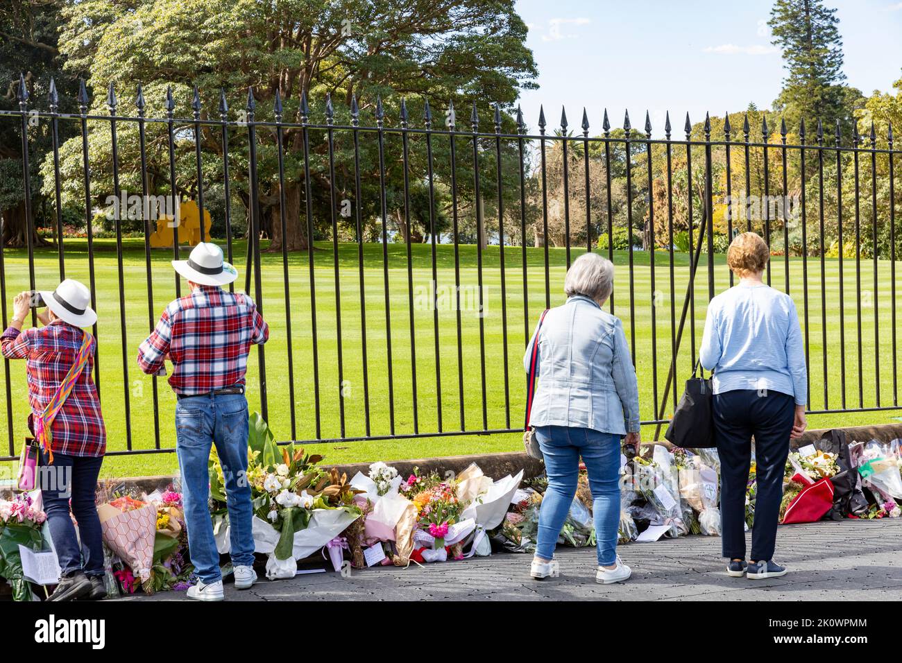 Les amateurs de tourniquets jettent des fleurs à la suite de la mort de la reine Elizabeth II, à la maison du Gouvernement, dans le centre-ville de Sydney, en Nouvelle-Galles du Sud, en Australie Banque D'Images