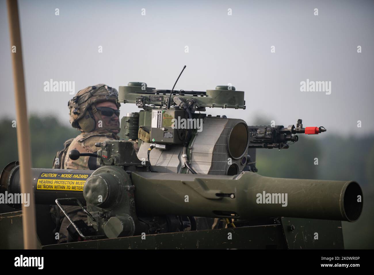 Un parachutiste de l'armée américaine affecté au 1st Bataillon, 503rd parachute Infantry Regiment engage des forces opposées avec un véhicule monté M240B au joint multinational Readiness Center à Hohenfels, Allemagne dans le cadre de l'exercice Sabre Junction 22, le 13 septembre 2022. Sabre Junction 22 est un exercice multinational de rotation conçu pour évaluer la préparation de la Brigade aéroportée 173rd de l'armée américaine à exécuter des opérations terrestres unifiées en une seule opération, L'environnement combiné et de promouvoir l'interopérabilité avec plus de 4 500 participants des États-Unis et des pays alliés et partenaires de l'armée américaine Grafenwo Banque D'Images