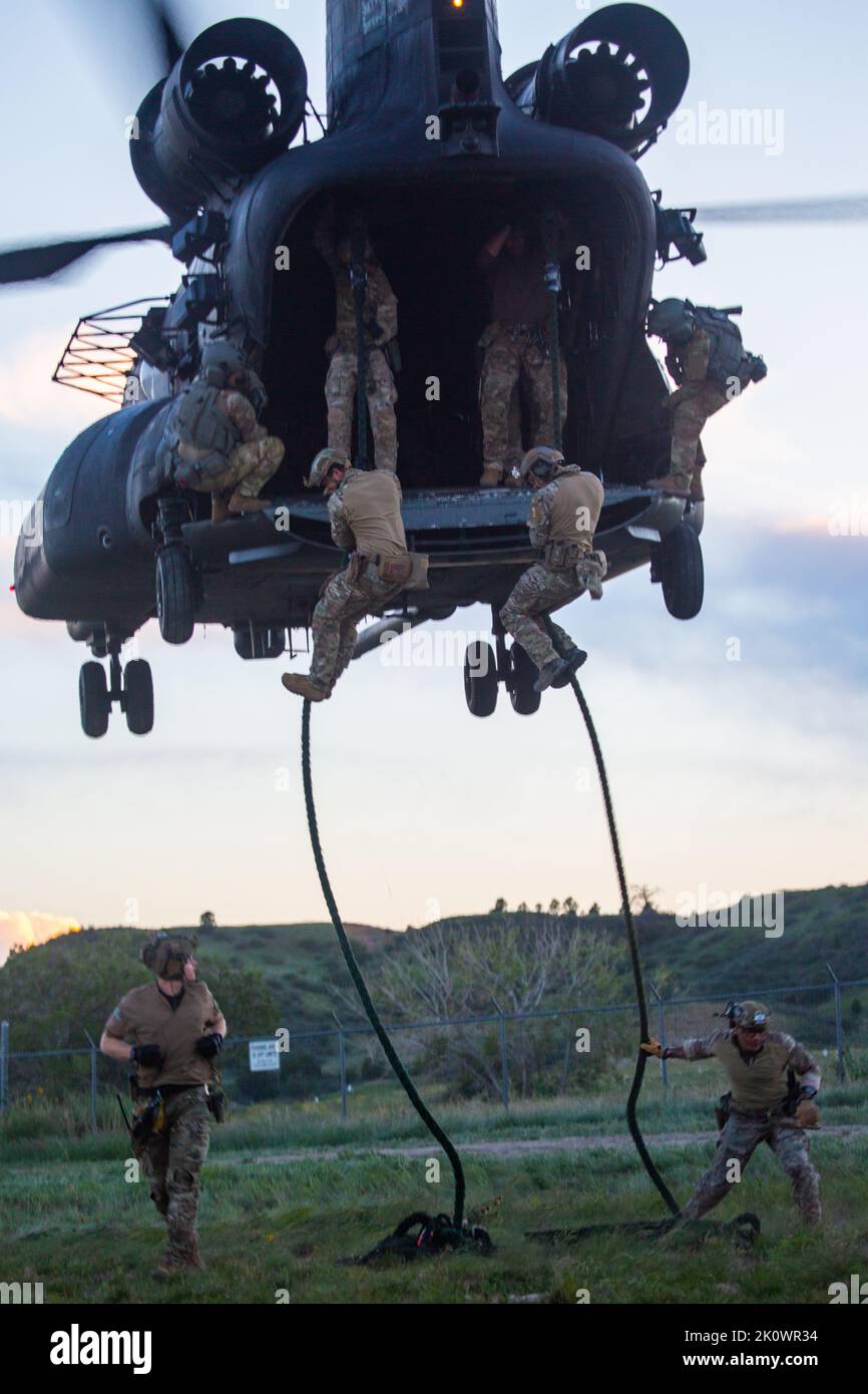 L'opérateur du Groupe des forces spéciales 10th de l'armée américaine (aéroporté) déchaîne l'entraînement d'un CH-47 Chinook à fort Carson, Colorado, du 23 au 26 août 2022. 10th le Groupe des Forces spéciales mène un exercice combiné avec le 4/160th Régiment d'aviation des opérations spéciales (SOAR) pour apporter la cohésion dans la communication et le partage de l'information. (É.-U. Photo de l'armée par le Sgt. Isaih Vega) Banque D'Images