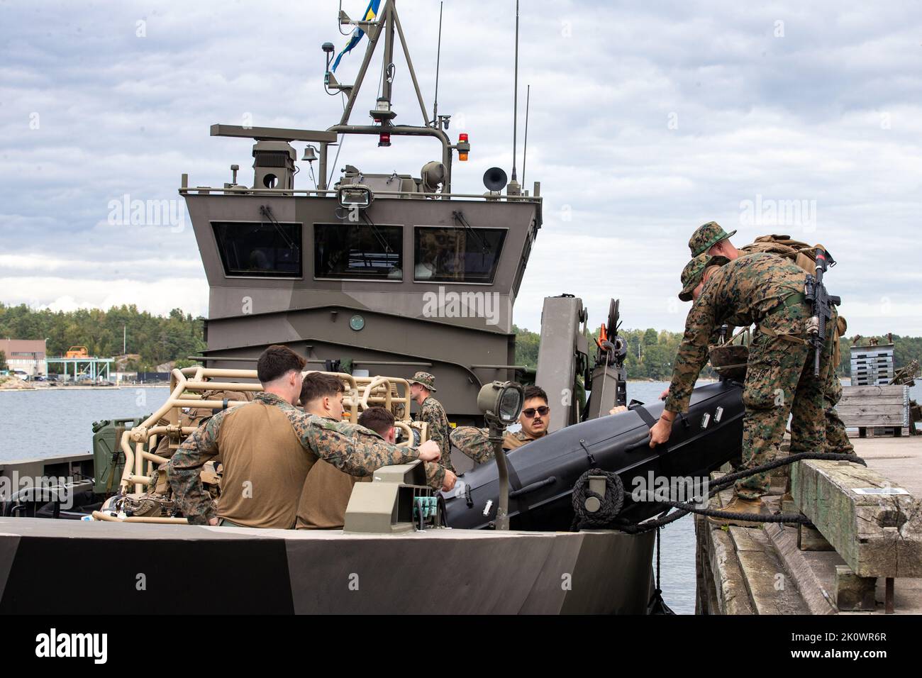 Marines des États-Unis avec la Force expéditionnaire maritime II, charger un navire de surface sans pilote sur un navire d'approvisionnement à grande vitesse suédois pendant l'exercice Archipel Endeavour 22 sur la base navale de Berga, Suède, le 12 septembre 2022. AE22 est un exercice intégré de formation sur le terrain qui augmente la capacité opérationnelle et améliore la coopération stratégique entre les forces américaines Marines et suédoises. (É.-U. Photo du corps marin par Cpl. Timothy Fowler) Banque D'Images