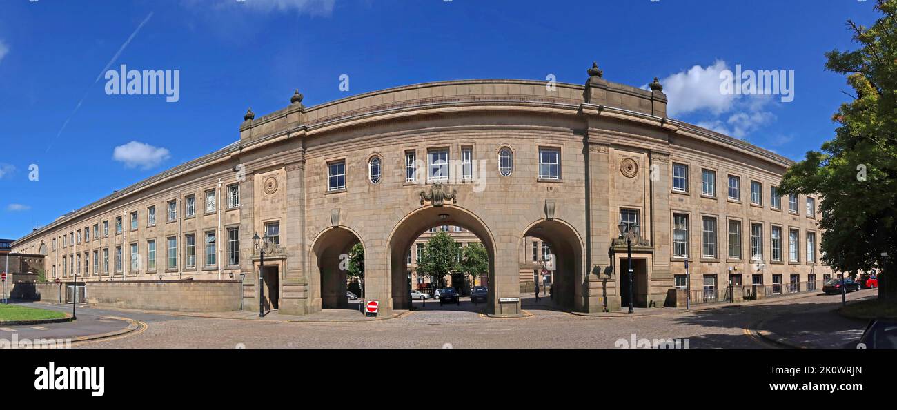 Les édifices en croissant du centre civique municipal de Bolton, le Mans Crescent, abritant le musée de Bolton, la bibliothèque, les cliniques de santé et les tribunaux, à partir de 1930s Banque D'Images