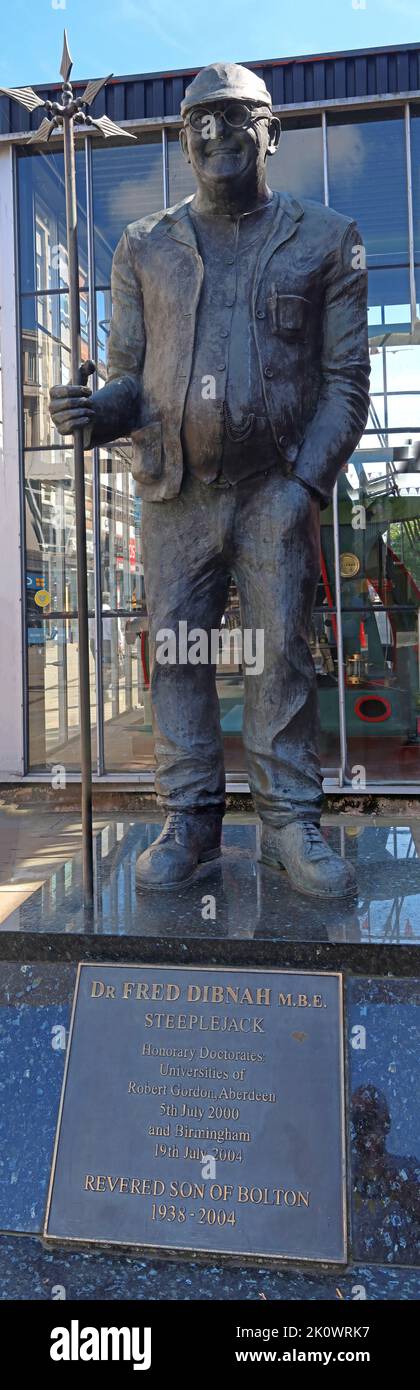 Dr Fred Dibnah Steeplejack statue en bronze, fils vénéré de Bolton, célèbre boltonien 1938-2004, centre-ville de Bolton, Lancs, Angleterre, ROYAUME-UNI Banque D'Images