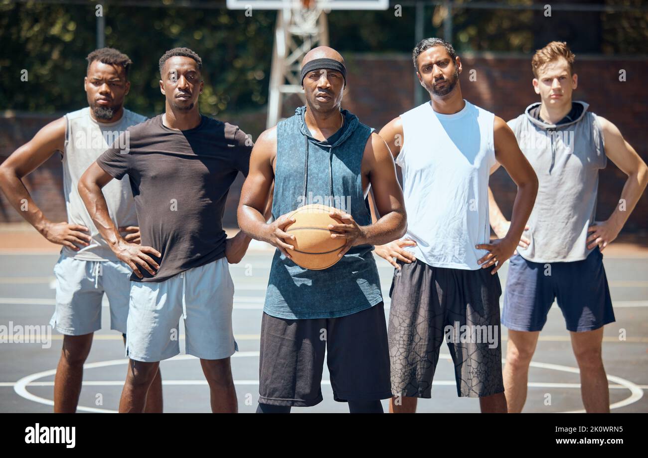 Portrait d'une équipe de basket-ball sportive pour un match sur un terrain professionnel en plein air. Entraînement, athlètes et groupe sain d'hommes se préparant avec Banque D'Images