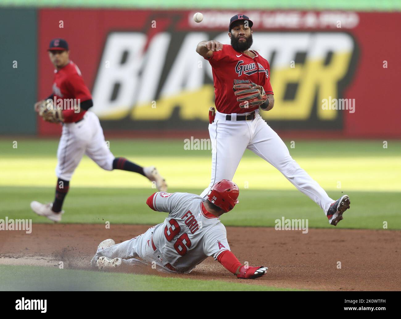 Cleveland, États-Unis. 13th septembre 2022. Cleveland Guardians Amed Rosario (1) force les Anges de Los Angeles Mike Ford (36) à commencer une double partie dans le deuxième repas au progressive Field à Cleveland, Ohio, mardi, 13 septembre 2022. Photo par Aaron Josefczyk/UPI crédit: UPI/Alay Live News Banque D'Images