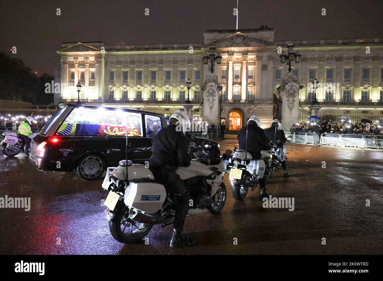 Le cercueil de la reine Élisabeth II arrive à la Royal Hearse au Palais de Buckingham à Londres, où il se reposera dans la salle Bow du palais pour la nuit à Londres, le mardi sur 13 septembre 2022 . Le cercueil de la reine a été pris en voiture de RAF Northholt dans l'ouest de Londres après avoir été transporté à bord d'un Globemaster C-17 de la Royal Air Force d'Édimbourg, en Écosse. Sa seule fille, Anne, était la seule de ses quatre enfants sur le vol. Photo du ministre de la Défense du Royaume-Uni/UPI. Crédit : UPI/Alay Live News Banque D'Images