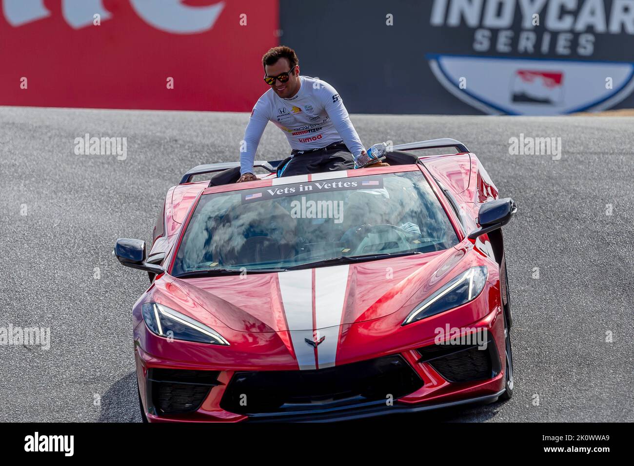 Monterey, Californie, États-Unis. 11th septembre 2022. DEVLIN DeFRANCESCO (29) (R), de Toronto, Canada, fait la vague devant les fans avant de participer au Grand Prix Firestone de Monterey au circuit WeatherTech Laguna Seca, à Monterey, en Californie, aux États-Unis. (Image de crédit : © Walter G. Arce Sr./ZUMA Press Wire) Banque D'Images