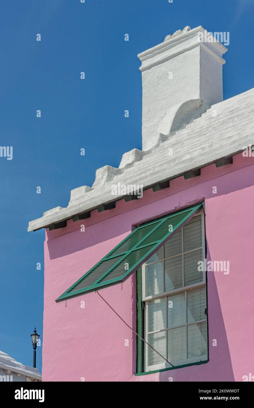 Bermudes Architecture ville de St George Maison rose volets verts toit blanc et cheminée Banque D'Images