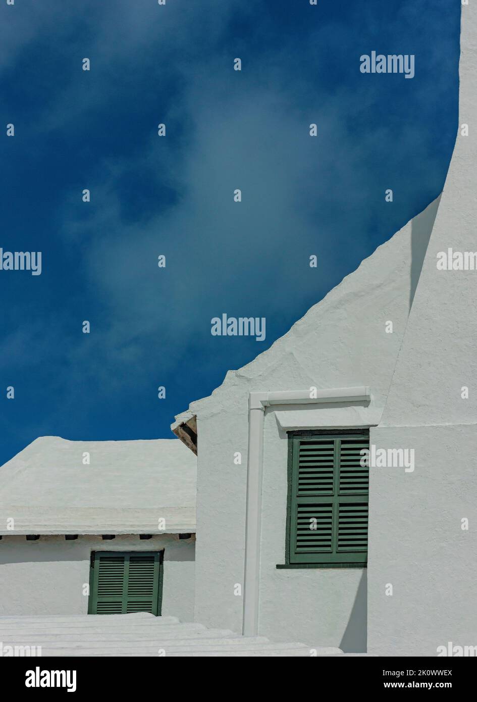 Bermudes Architecture ville de Saint George Maison Blanche volets verts ciel bleu profond Banque D'Images