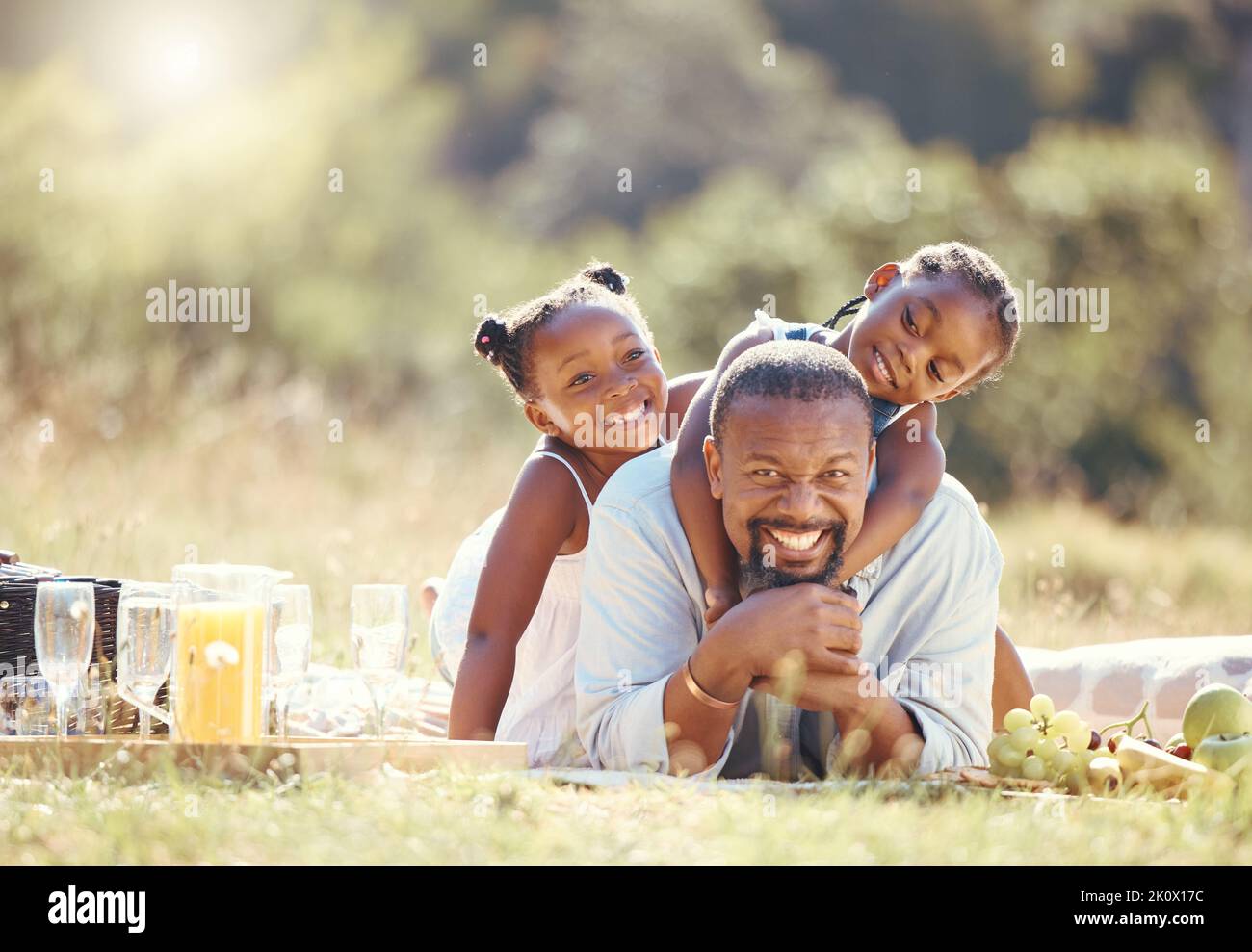 Joyeux père et enfants sur un pique-nique en famille sur le terrain de la nature en été ensemble. Portrait de l'homme et de la fille avec amusement amusant en plein air dans une nature verte Banque D'Images