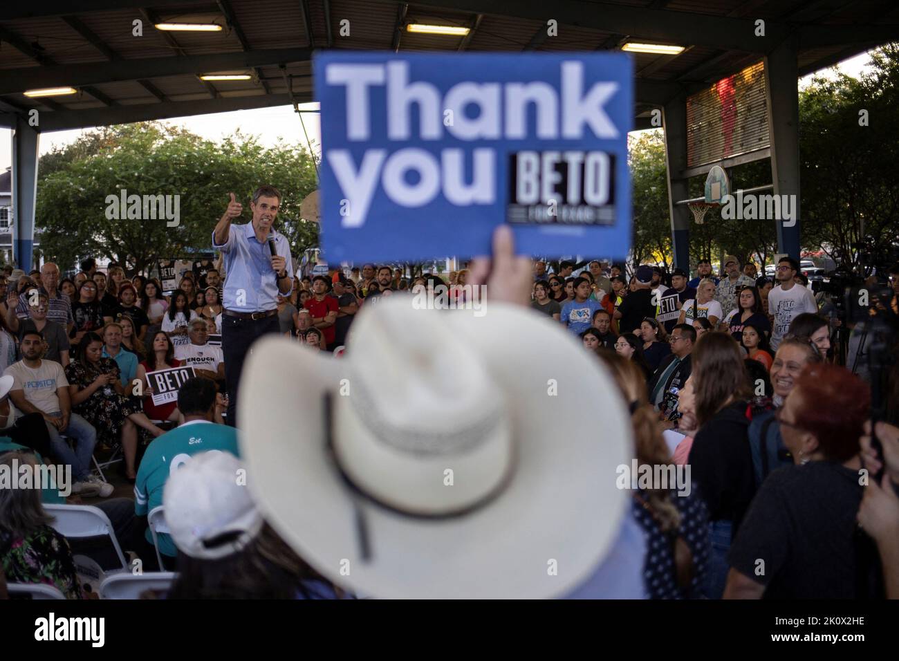 Un partisan détient un signe en tant que candidat au poste de gouverneur démocrate du Texas et l'ancien membre du Congrès américain Beto O'Rourke parle à des partisans lors d'un événement de campagne à Houston, Texas, États-Unis 13 septembre 2022. REUTERS/adrees Latif Banque D'Images