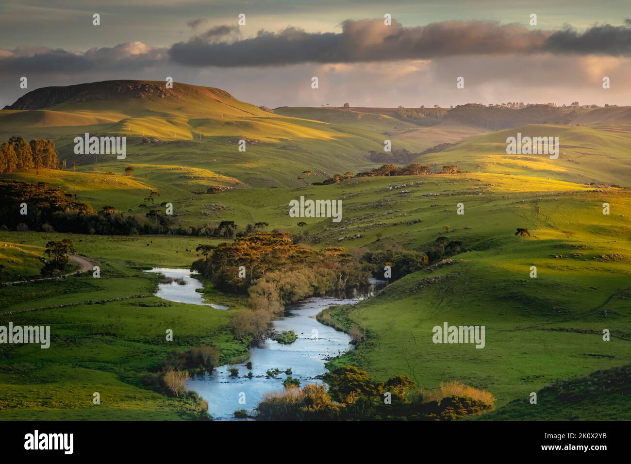 Campagne du sud du Brésil et paysage fluvial au coucher du soleil paisible Banque D'Images