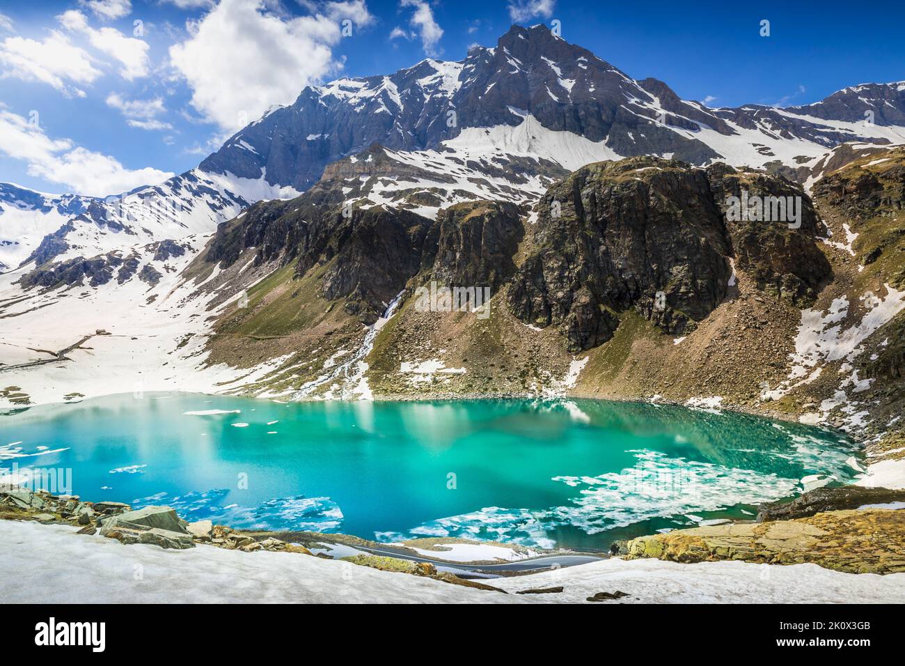 Lac alpin et montagnes émeraude au printemps, Alpes Gran Paradiso, Italie Banque D'Images