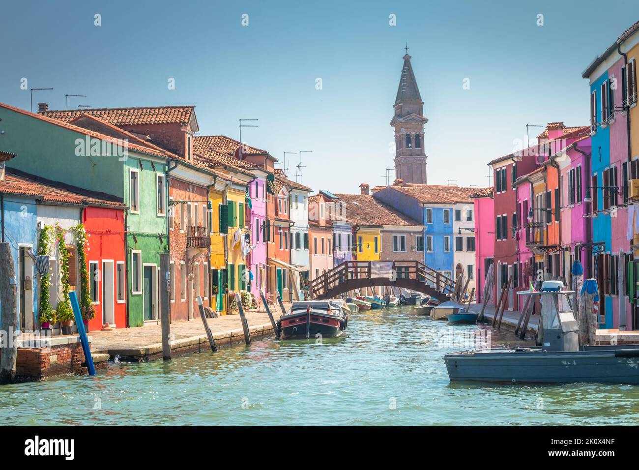 Canal de l'île de Burano, maisons et bateaux colorés, lagune vénitienne, Italie Banque D'Images