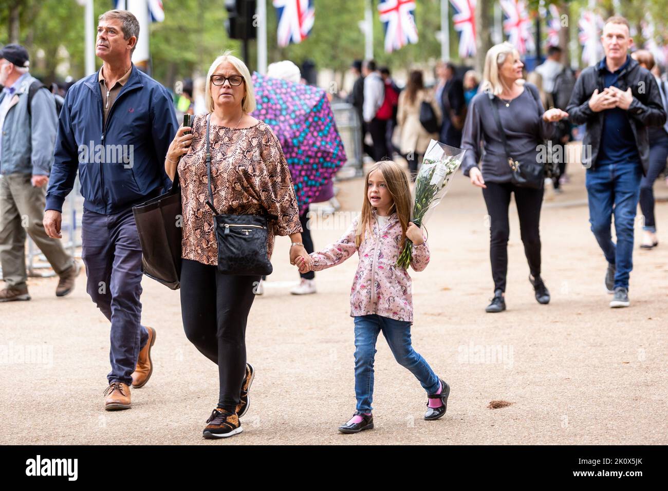 Londres, Royaume-Uni. 13th septembre 2022. Les gens arrivent pour payer le respect du plus long monarque régnant, la reine Elizabeth II les gens continuent d'arriver au Palais de Buckingham comme le cercueil avec le corps du plus long monarque régnant, la reine Elizabeth II est prévu pour arriver au Palais de Buckingham. Elizabeth II est décédée sur 8 septembre en Écosse. Elle reste après que les cérémonies à Édimbourg sont transférées à Londres sur 13 septembre et le public est autorisé à visiter le Palais pour rendre hommage. Crédit : SOPA Images Limited/Alamy Live News Banque D'Images