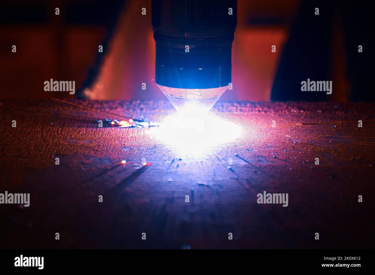 Processus de fonctionnement de la machine de découpe au plasma en atelier Banque D'Images