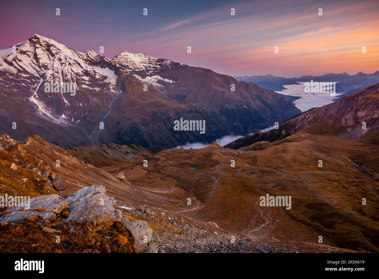 Vallée brumeuse d'en haut Grossglockner et paysage de montagne à l'aube, Autriche Banque D'Images