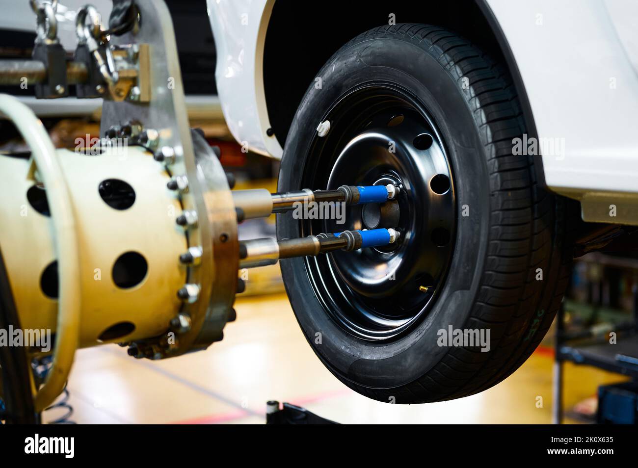 Visser la roue de voiture avec une clé à ergots multiaxiale automatique Banque D'Images Visser la roue de voiture avec une clé à ergots multiaxiale automatique Banque D'Images