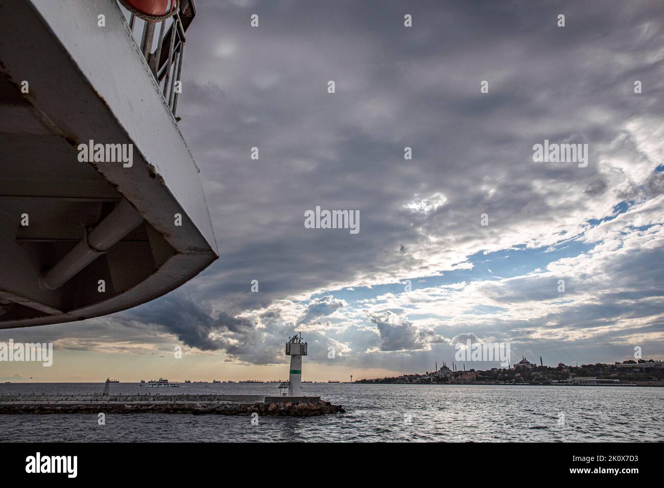 Istanbul, Turquie. 13th septembre 2022. Le ferry des lignes de la ville navigue en direction de Kadikoy, avec une belle vue sur les nuages dans le ciel. Crédit : SOPA Images Limited/Alamy Live News Banque D'Images