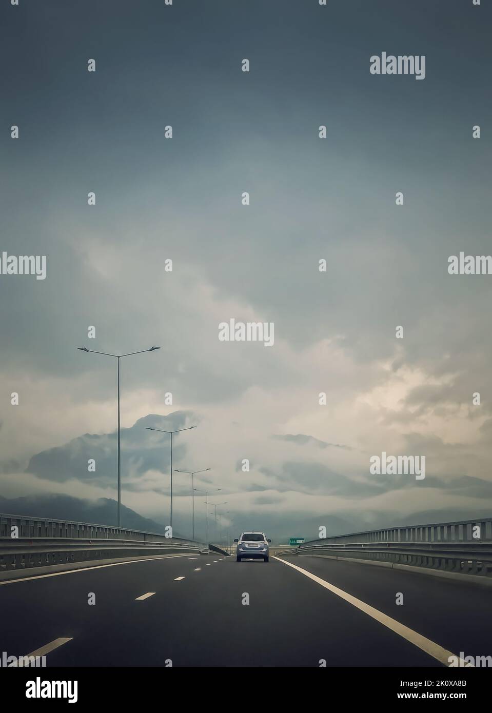 Voiture se déplaçant sur l'autoroute en face d'une grande montagne Banque D'Images