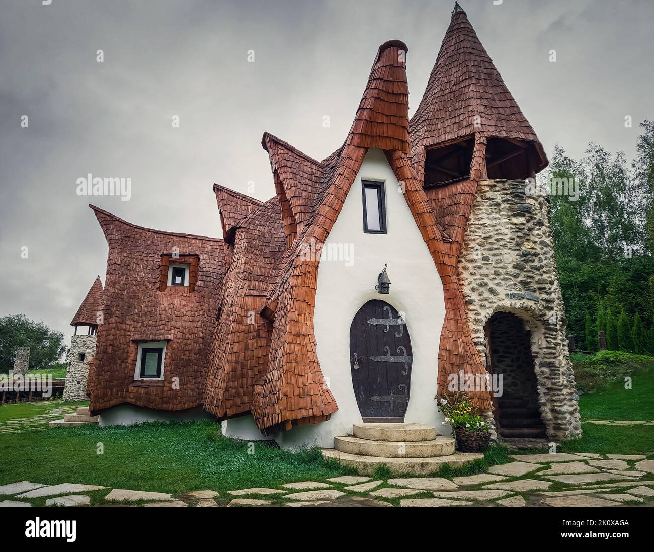 Le château de Clay de la vallée des Fées, un complexe touristique de Transylvanie, Roumanie. La maison des nains ou des hobbits de contes fantastiques Banque D'Images