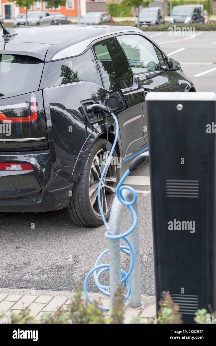 Une voiture électrique à une station de charge Banque D'Images