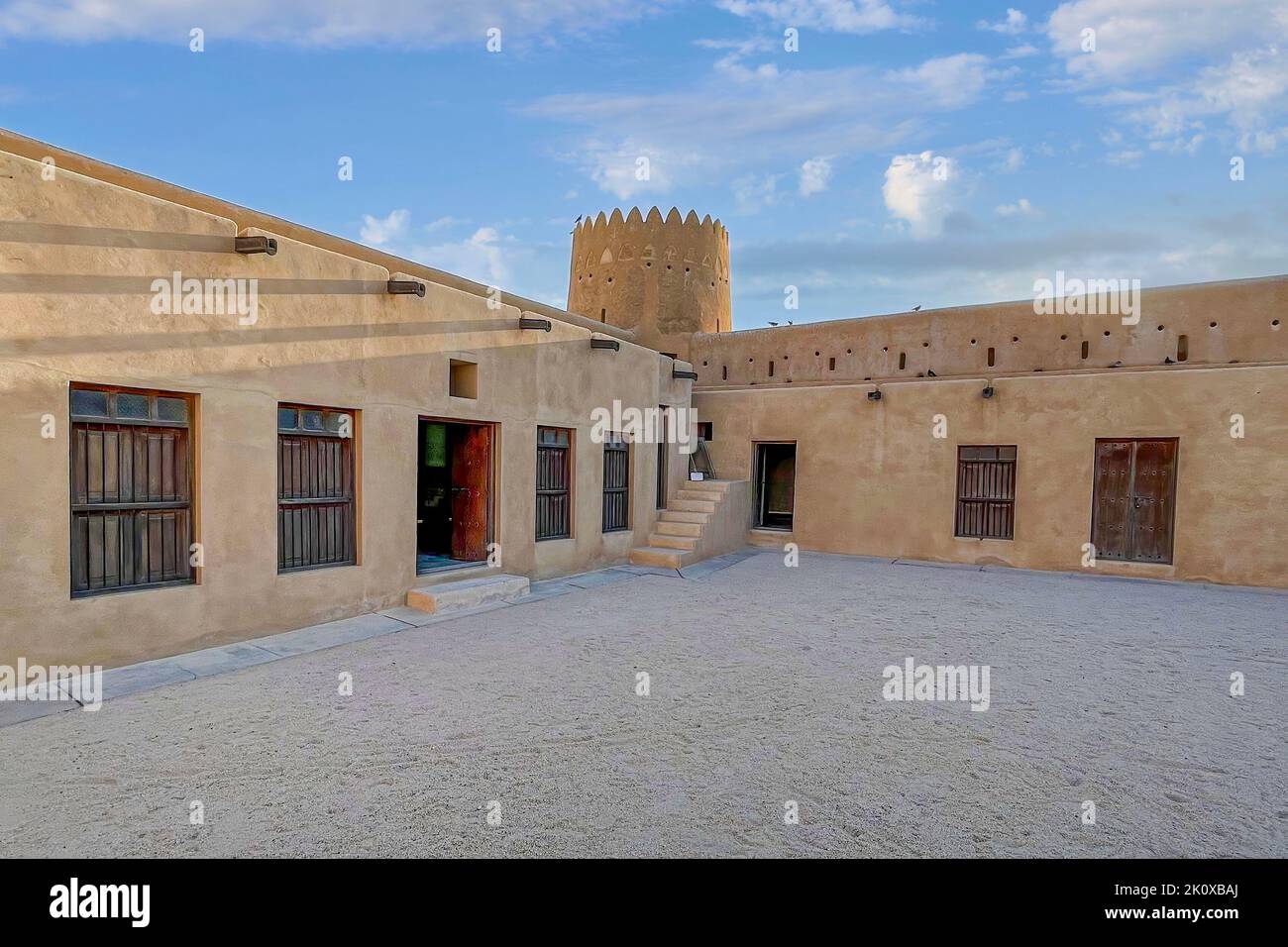 Fort historique reconstruit de Zubarah (Al Zubara) Au nord-est des déserts du Qatar sur le Bord du golfe Persique par une belle journée d'été Banque D'Images