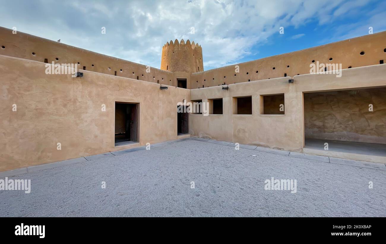 Fort historique reconstruit de Zubarah (Al Zubara) Au nord-est des déserts du Qatar sur le Bord du golfe Persique par une belle journée d'été Banque D'Images