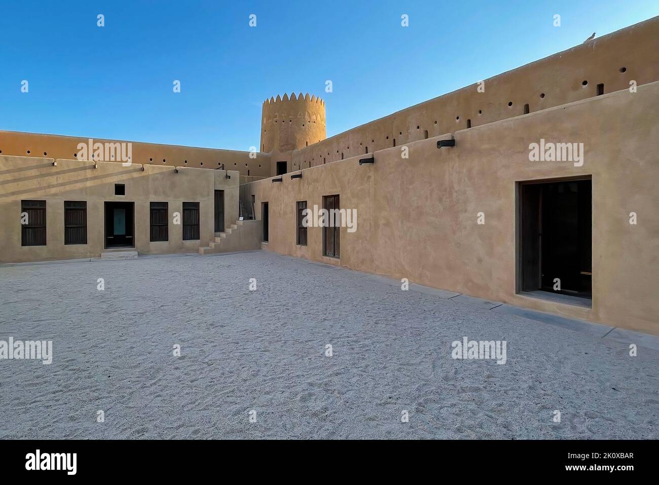 Fort historique reconstruit de Zubarah (Al Zubara) Au nord-est des déserts du Qatar sur le Bord du golfe Persique par une belle journée d'été Banque D'Images