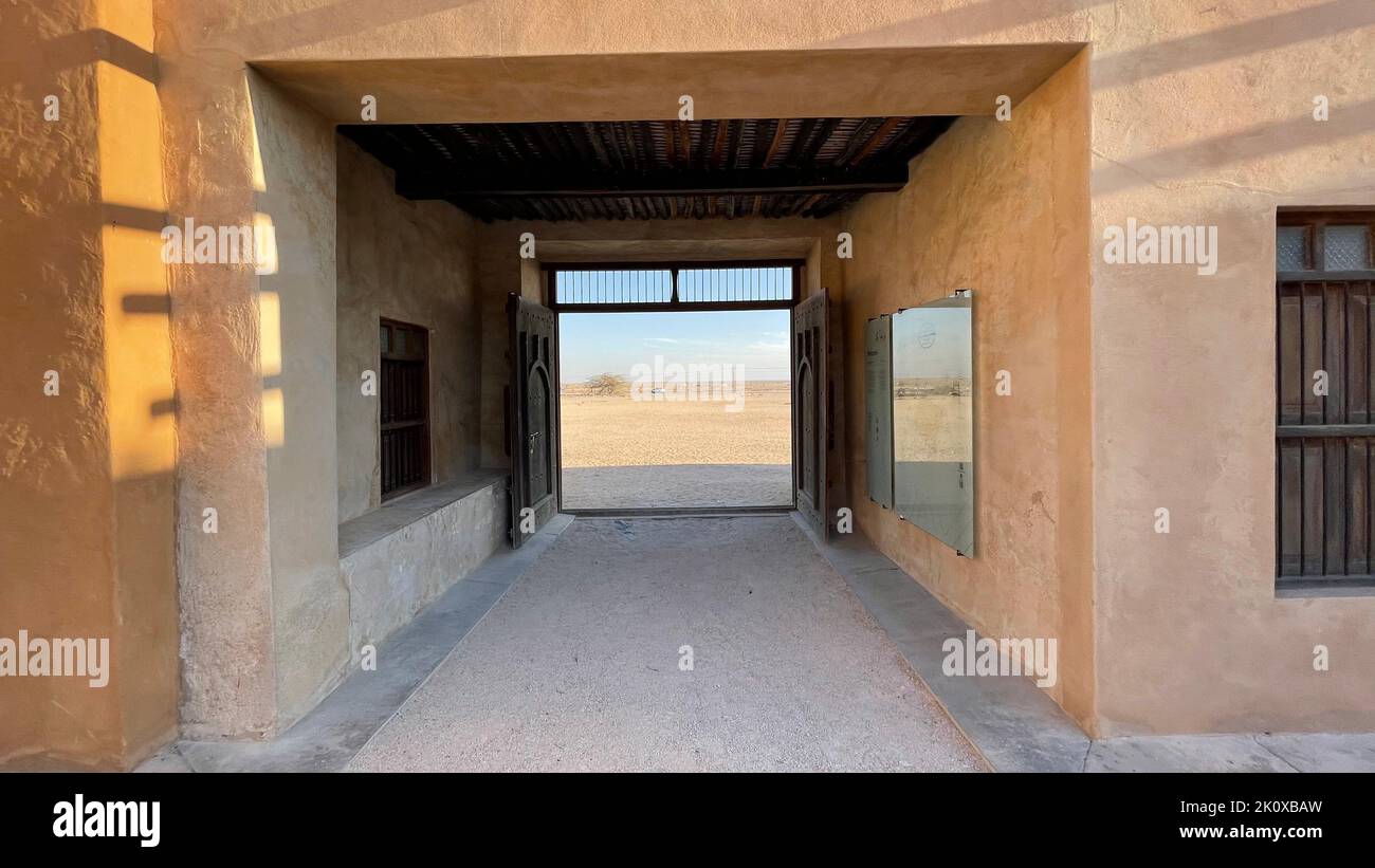 Fort historique reconstruit de Zubarah (Al Zubara) Au nord-est des déserts du Qatar sur le Bord du golfe Persique par une belle journée d'été Banque D'Images