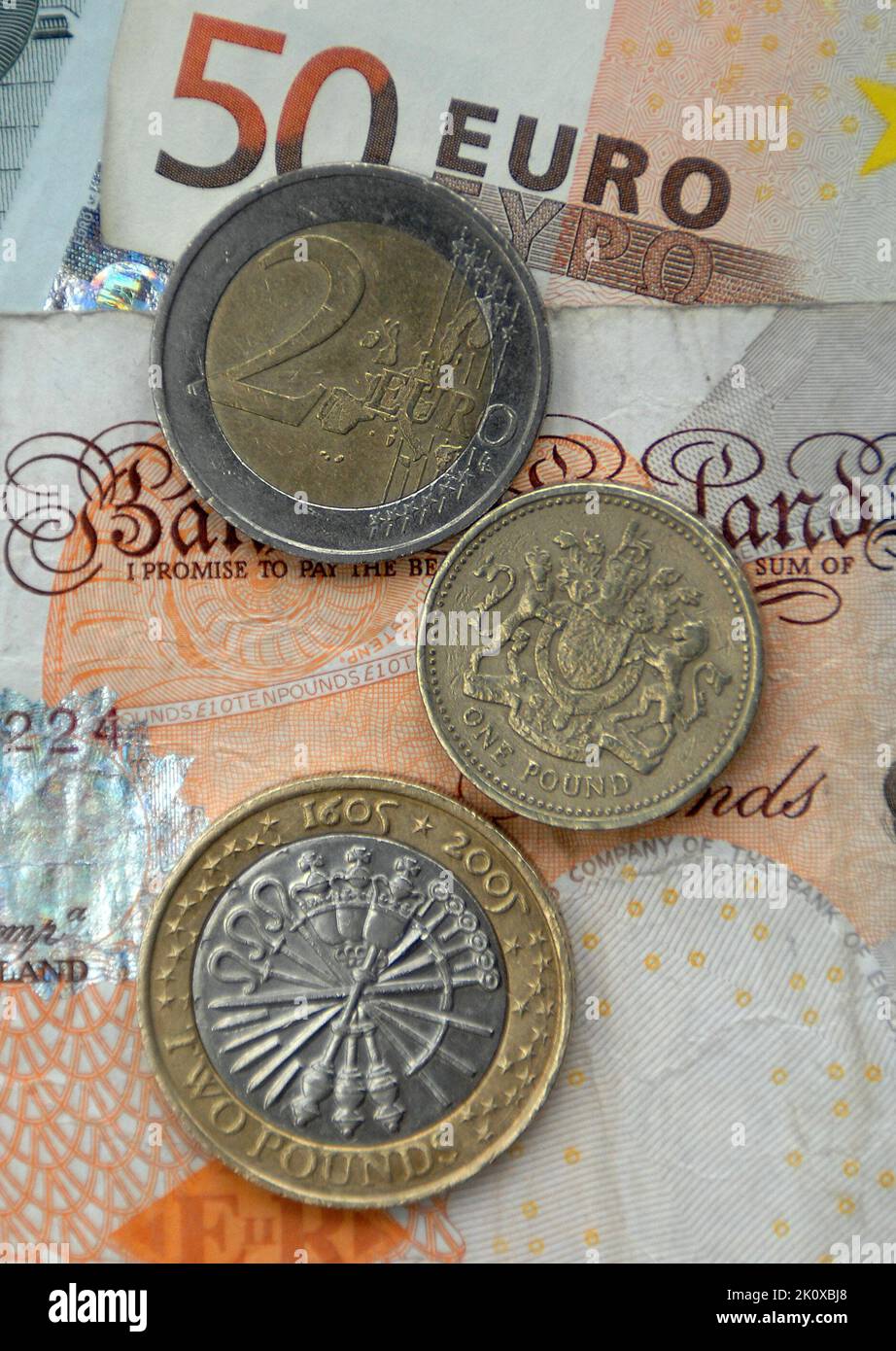 Photo du fichier datée du 15/01/07 de pièces en euros et de billets à côté de la devise britannique. En Irlande, les femmes migrantes non membres de l'UE peuvent être confrontées à un « double désavantage », qui se rapporte à être à la fois une femme et une immigrante, de nouvelles études montrent. D'autres défis, notamment l'accès aux soins de santé, les obstacles au marché du travail et la violence sexiste, ont également été relevés. Date de publication : mercredi 14 septembre 2022. Banque D'Images