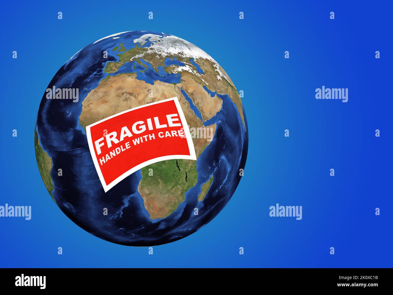 Planète Terre avec une étiquette fragile dessus, concept d'écologie Banque D'Images