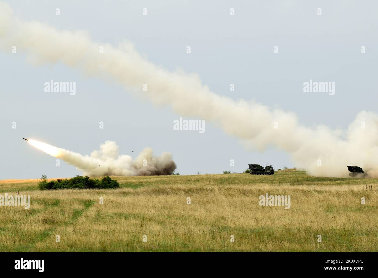 Allemagne. 31st août 2022. Les soldats américains affectés au 1st Bataillon, 6th Artillerie de campagne, 41st tir sur le terrain le M270 lance multiple Rocket System (M270 MLRS) au cours d'une démonstration de tir en direct pour la journée Molly Pitcher dans la zone d'entraînement de Grafenwoehr, en août. 31, 2022. Crédit: Armée américaine/ZUMA Press Wire Service/ZUMAPRESS.com/Alamy Live News Banque D'Images