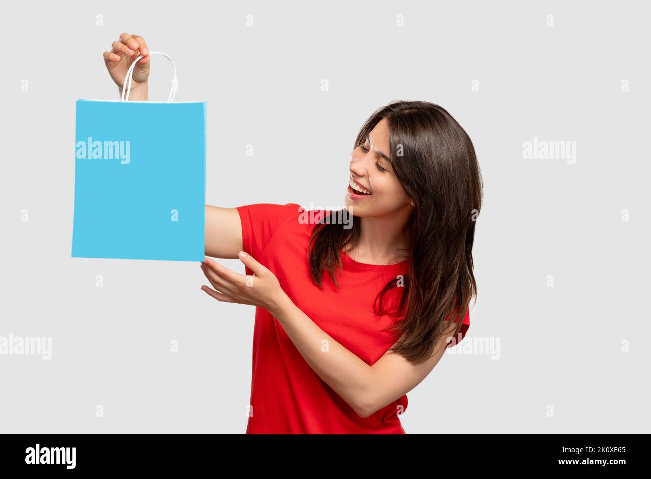 shopping bonus vacances surprise sac femme heureux Banque D'Images