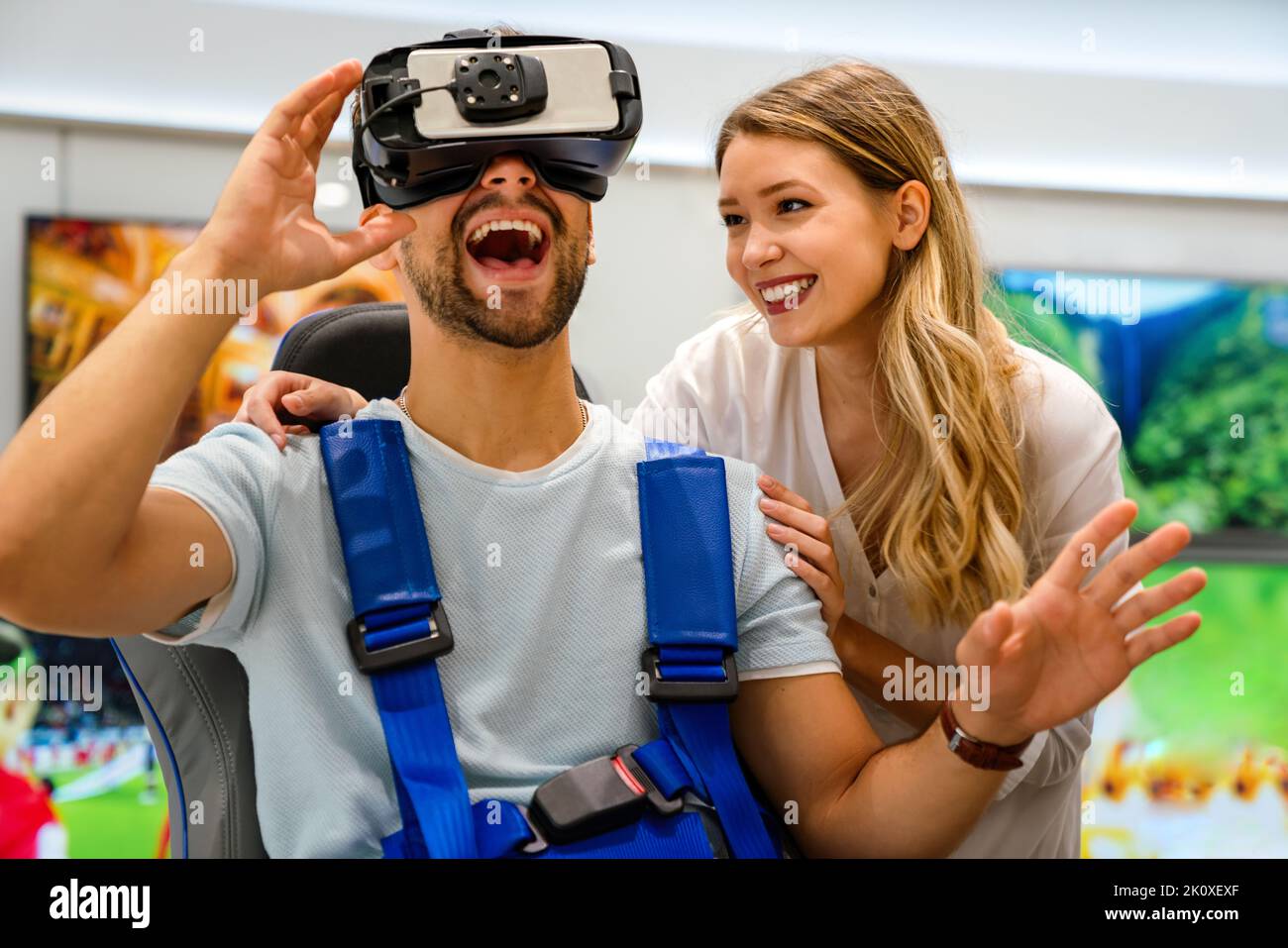 Groupe de personnes utilisant des micro-casques de réalité virtuelle lors d'expositions, de spectacles.Concept de simulation de la technologie VR Banque D'Images