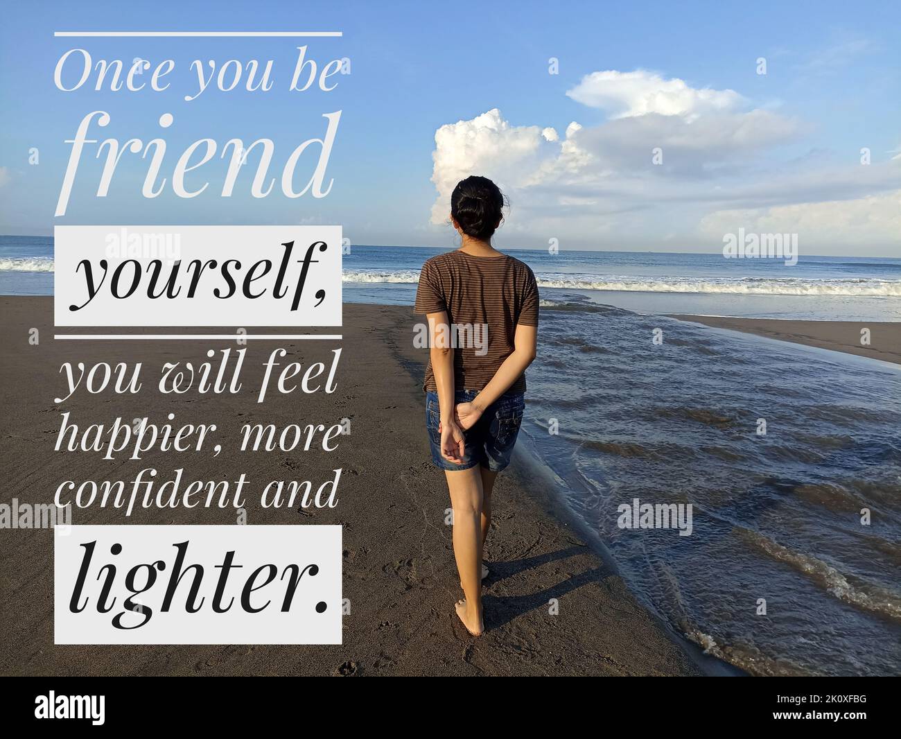 Citation inspirante - une fois que vous serez ami vous-même, vous vous sentirez plus heureux, plus confiant et plus léger. Avec une jeune femme marchant sur la plage dans le plus Banque D'Images