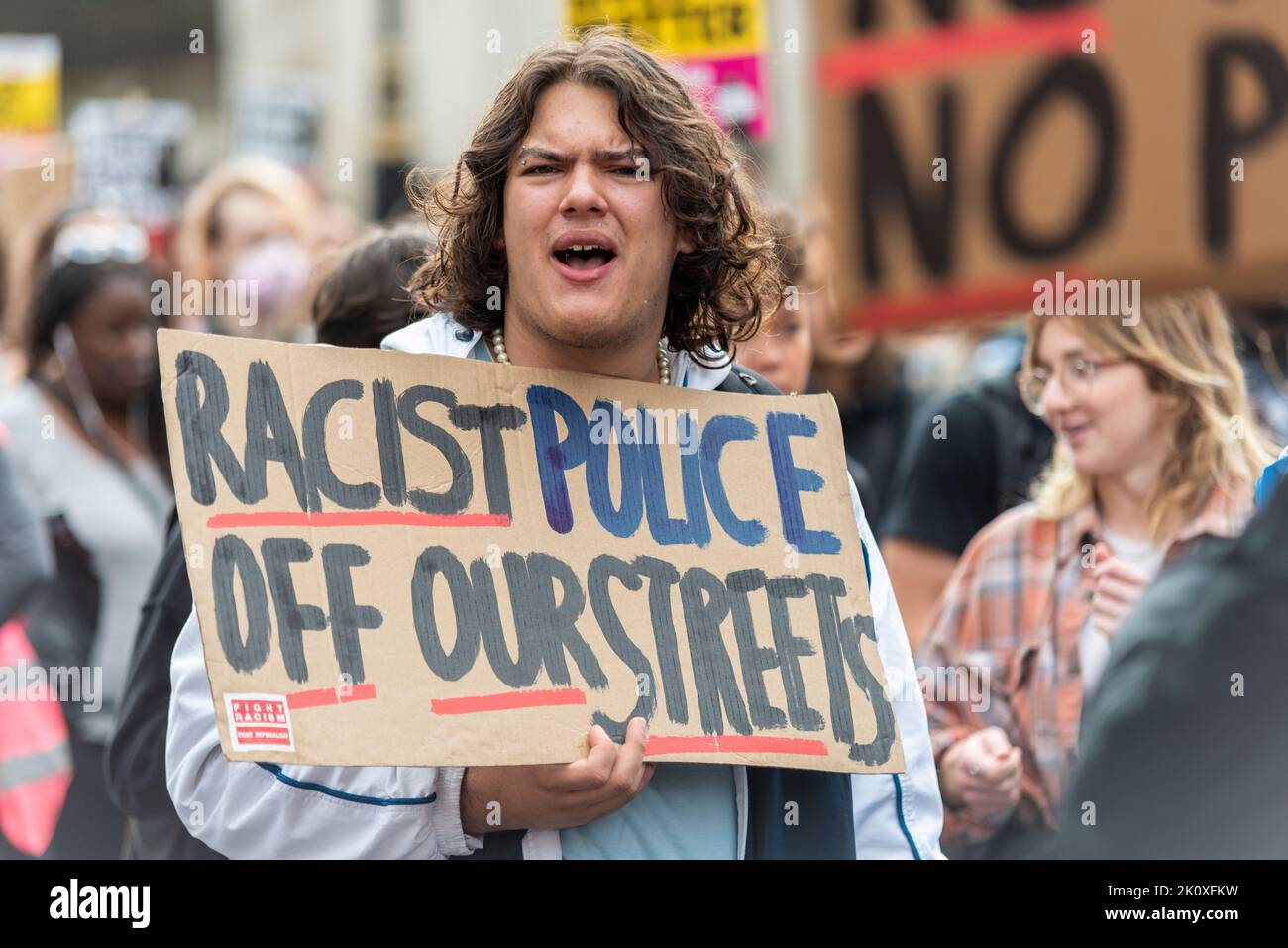 Black Lives Matter manifestation qui a lieu à Whitehall suite à la fusillade de la police de Chris Kaba, une victime non armée. Protestant en colère avec étiquette Banque D'Images